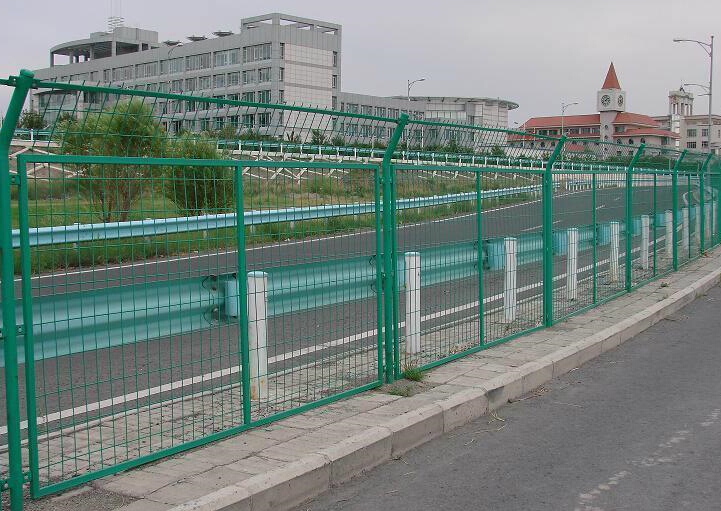 公路护栏网通常使用的防腐方式为粉末浸塑法