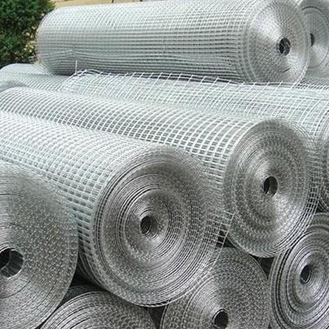 电焊网选用优质的低碳钢丝，通过自动化精密准确的机械设备点焊加工成形后